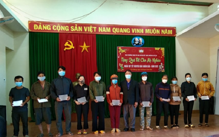 Ủy ban MTTQ Việt Nam huyện Ea H’leo trao quà tết cho hộ nghèo ở xã Cư A Mung